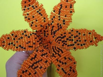 Плетение тигровой лилии из бисера