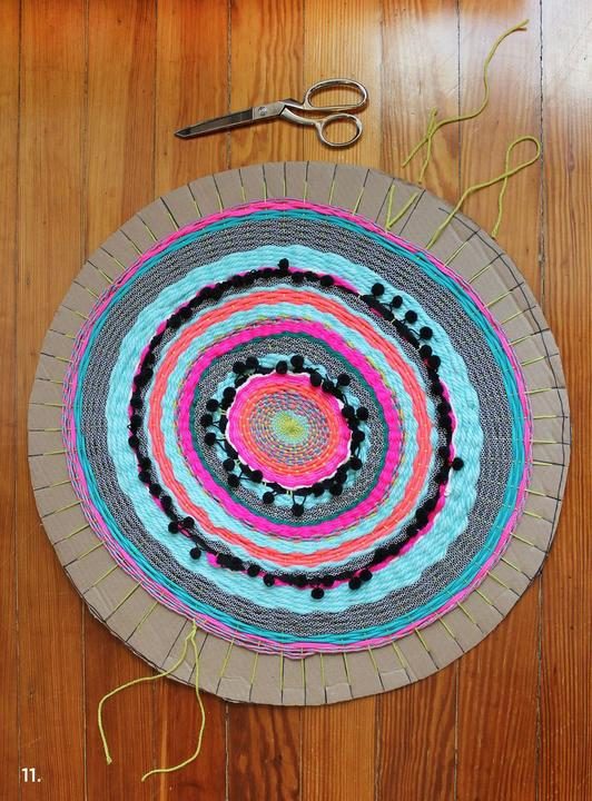 Плетём круглый коврик из шерстяной пряжи
