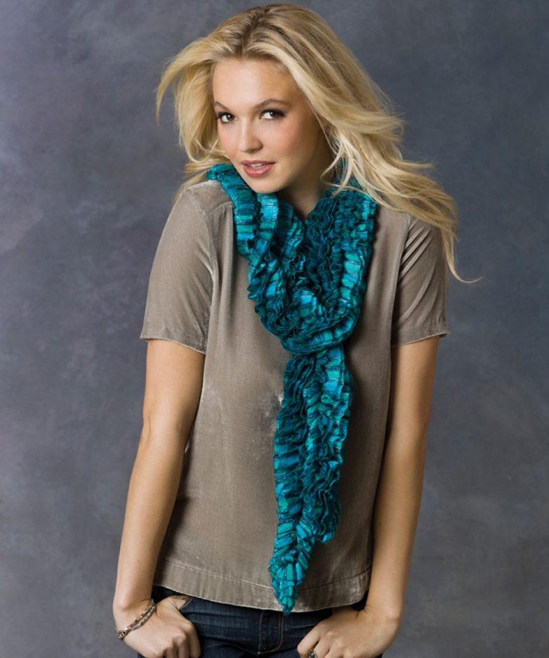 Стильный шарф из ленточной пряжи