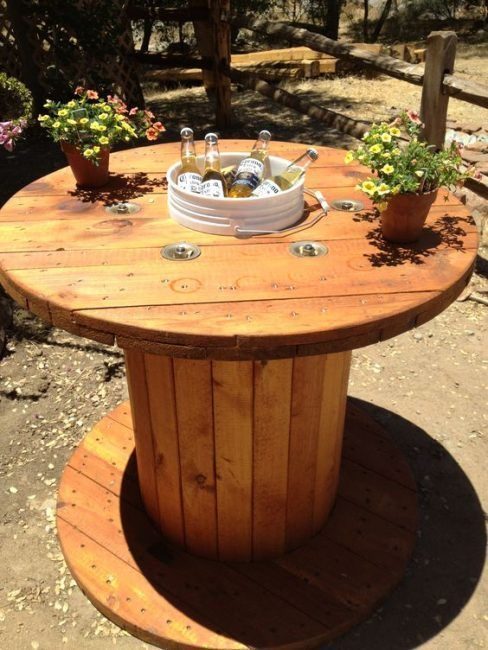 Креативный стол из ненужной деревянной катушки
