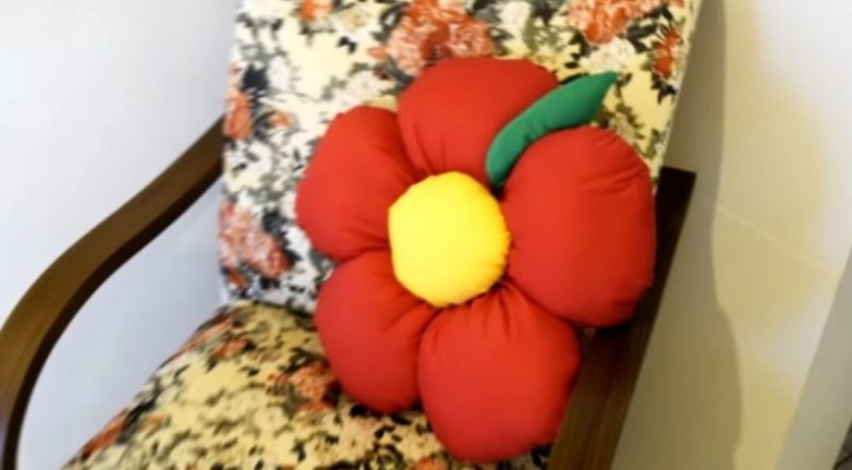 Объёмная и красивая подушка-цветок