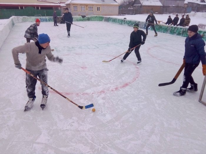 Мужчина на своём огороде сделал для детей площадку для хоккея