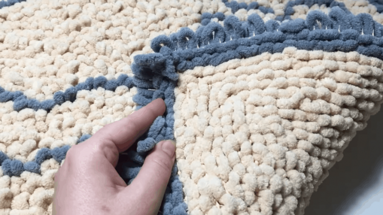 Пушистый коврик без вязания