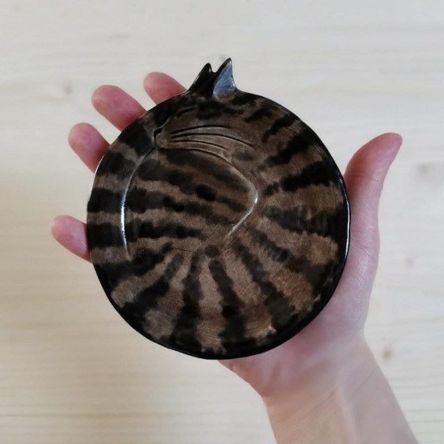 Керамические тарелки в виде уютно свернувшихся кошек