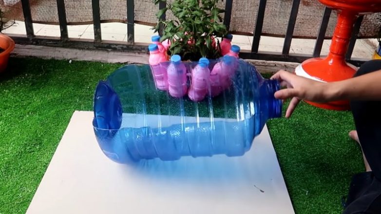 Красивый декор для сада из пластиковой бутылки