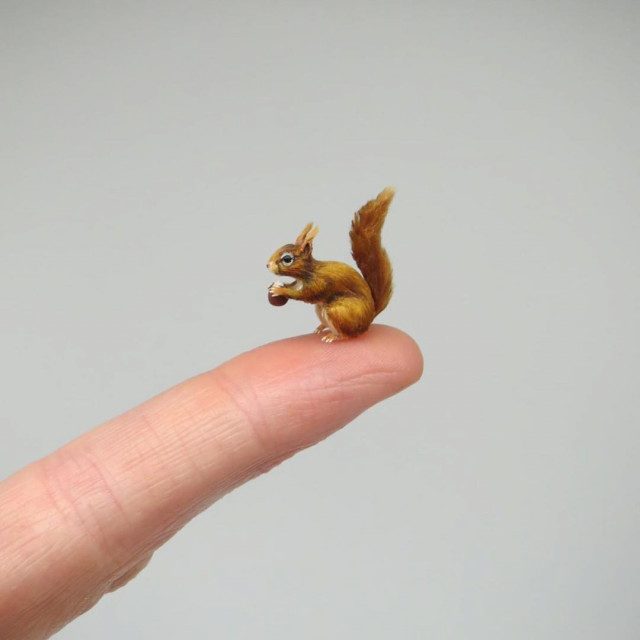 Скульптуры животных размером меньше ногтя