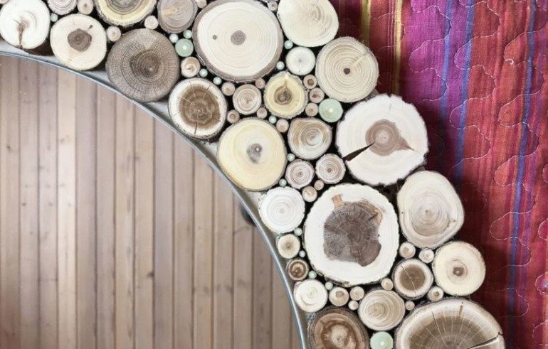 Креативная вешалка из спилов дерева