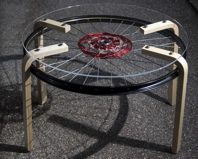 Необычный кофейный столик из велосипедного колеса и стекла