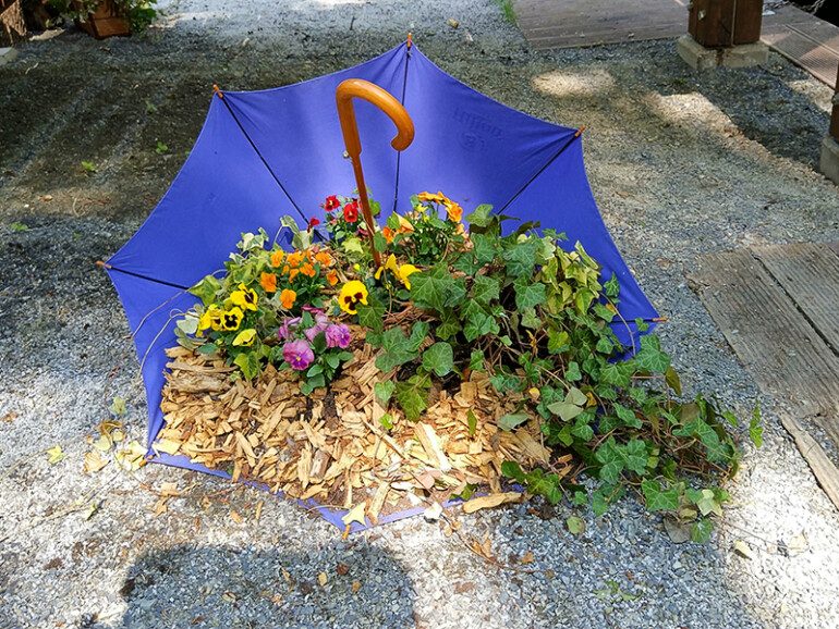 Стильный декор для сада из сломанного зонтика