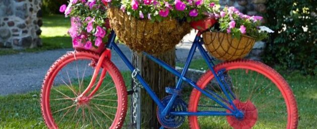 Старый велосипед для украшения сада