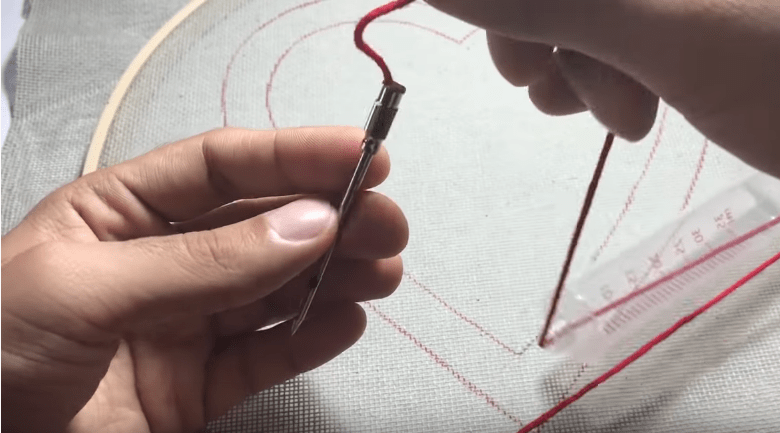 Необычная техника вышивания с помощью шприца