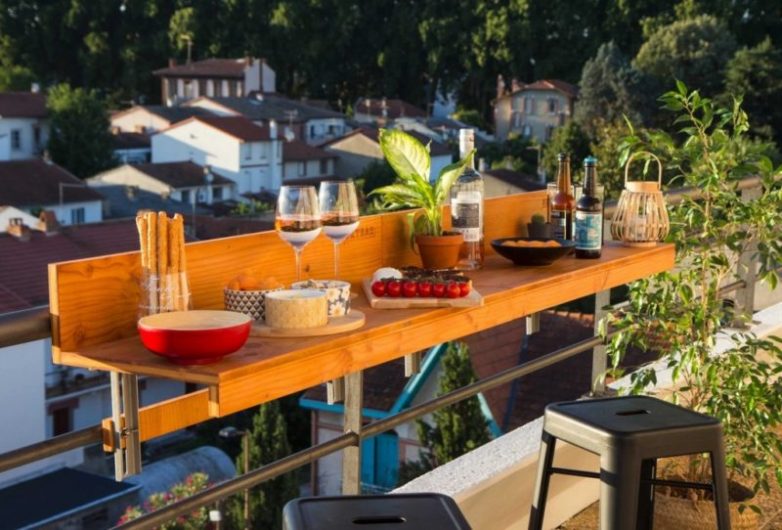 22 варианта подвесных балконных столиков