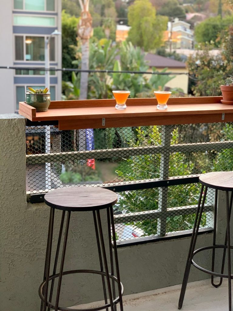 22 варианта подвесных балконных столиков