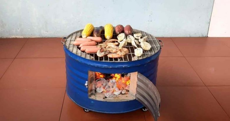 Печка-барбекю из металлической бочки и кирпичей