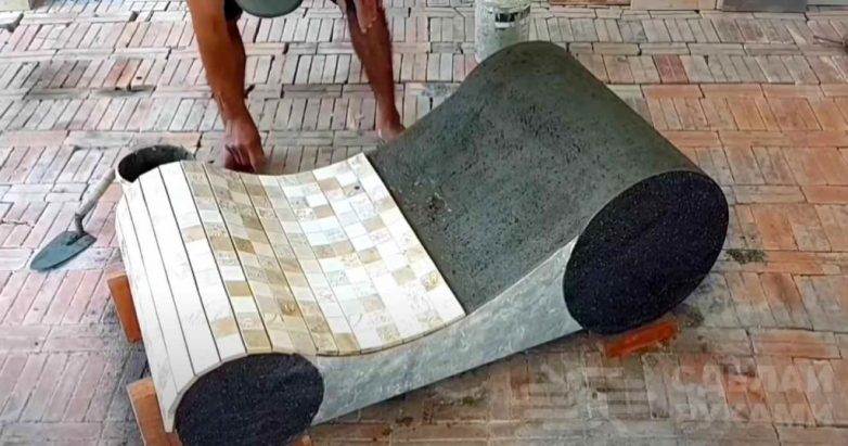 Лежак из керамической плитки и цемента