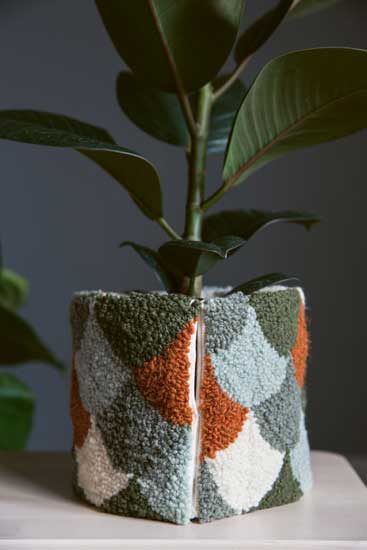 Цветочные горшки и корзины в технике ковровая вышивка