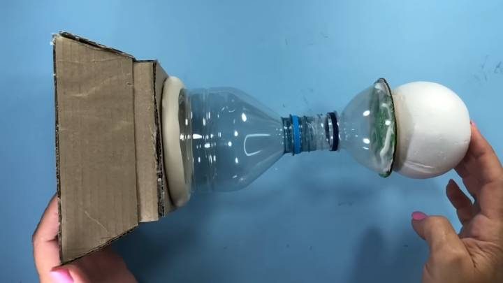 Произведение искусства из картона, муки и пластиковой бутылки