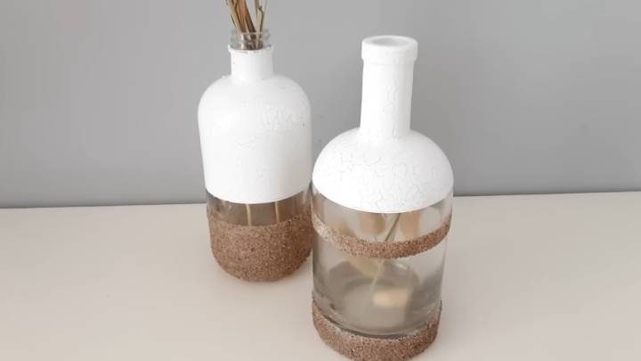 Декор бутылки при помощи речного песка и клея ПВА