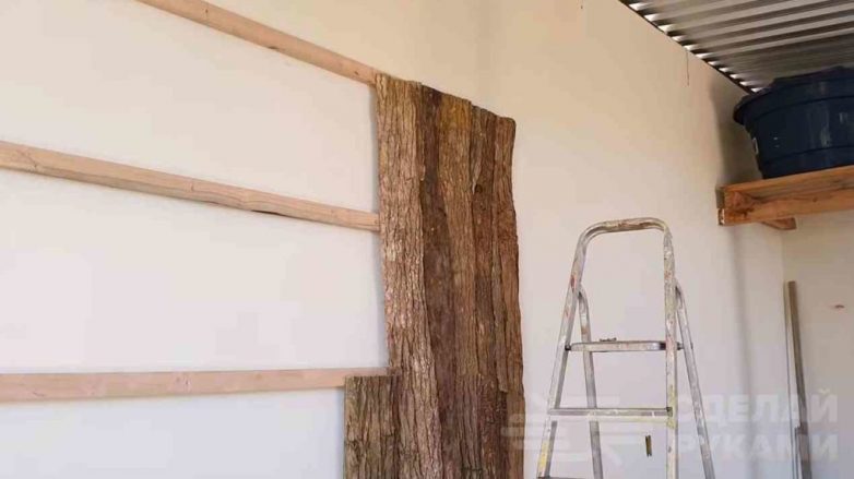 Отделка стены древесной корой