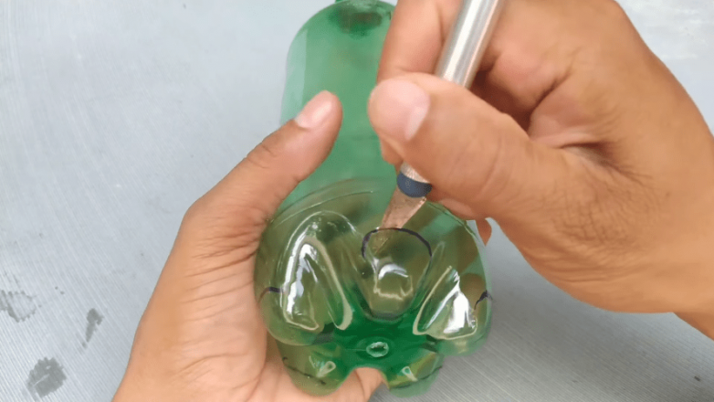 Отличная идея для подворья из обычной пластиковой бутылки