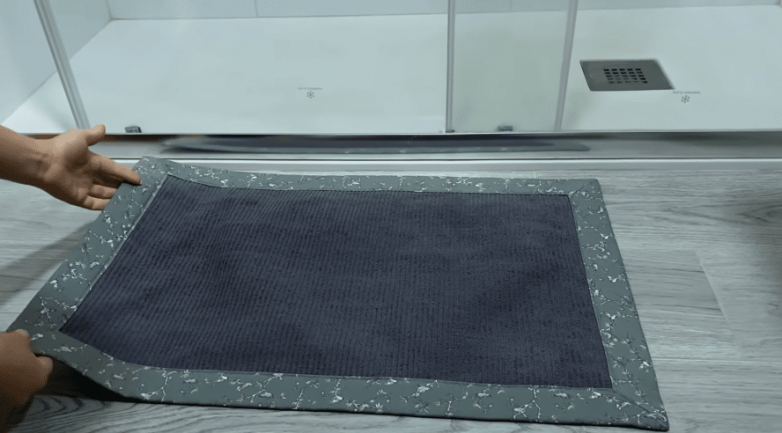 Уютный двухсторонний коврик для ванной своими руками