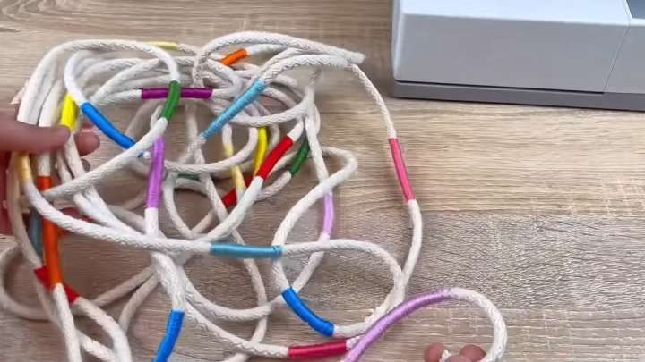 Отличная идея из верёвки и разноцветных ниток