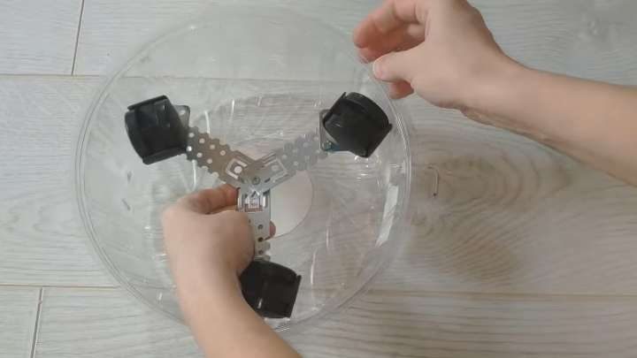 Способ переделки пластиковой крышки от торта