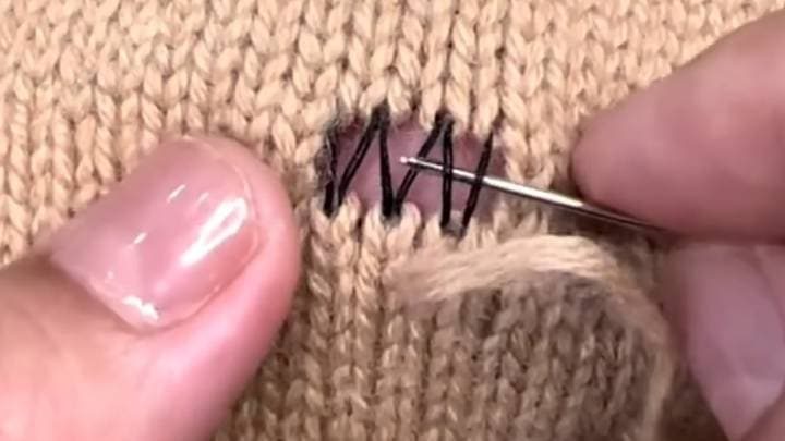 Как зашить дырку на вязаной вещи незаметно