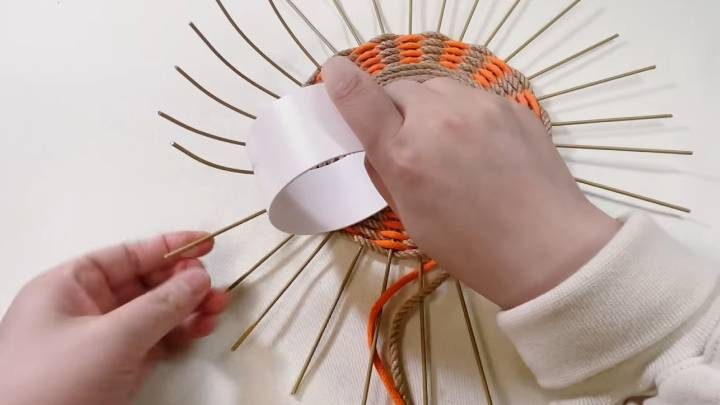 Необычная техника плетения из доступных материалов