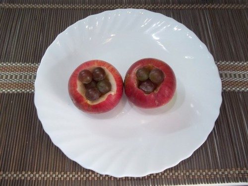 Яблоки, запеченные  с орехами и виноградом