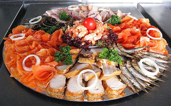 Украшение новогодней нарезки: рыбная тарелка