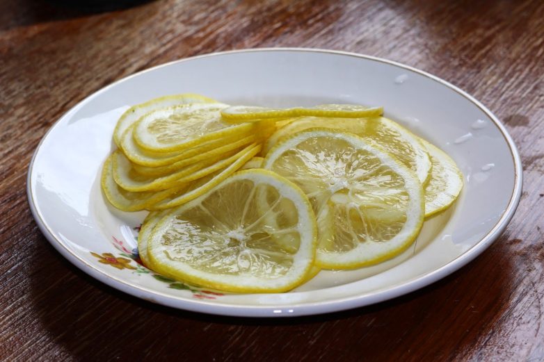 Лосось запеченный под лимонными дольками