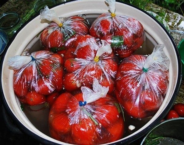 Пряные помидоры в пакете