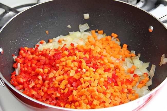 Перцы, фаршированные картошкой с овощами