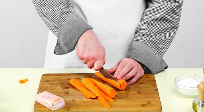 Картофель, запечённый с салом и морковью