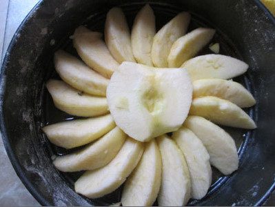 Бисквитный яблочный пирог