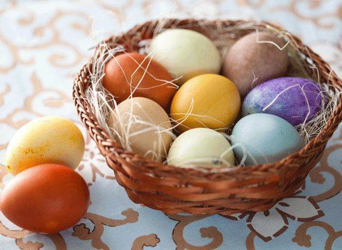 11 способов поскрасить пасхальные яйца без «химии»