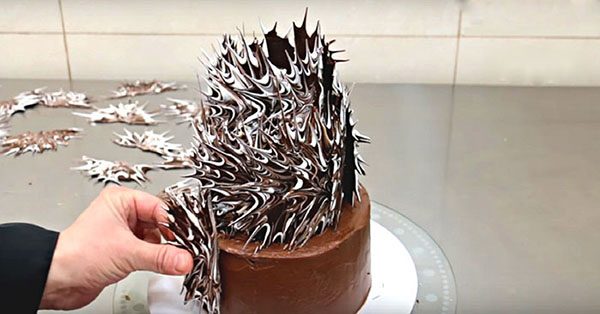 Как украсить торт шоколадом?