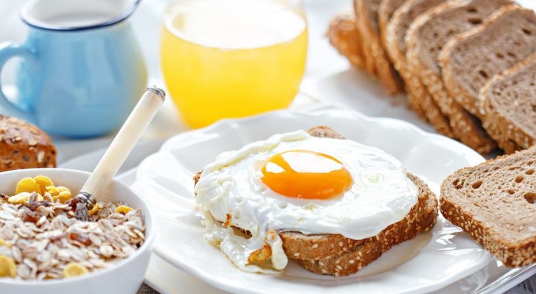10 вкусных идей подачи яичницы на завтрак, обед и ужин