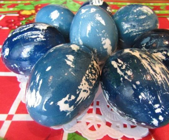 Как покрасить яйца на Пасху красной капустой?