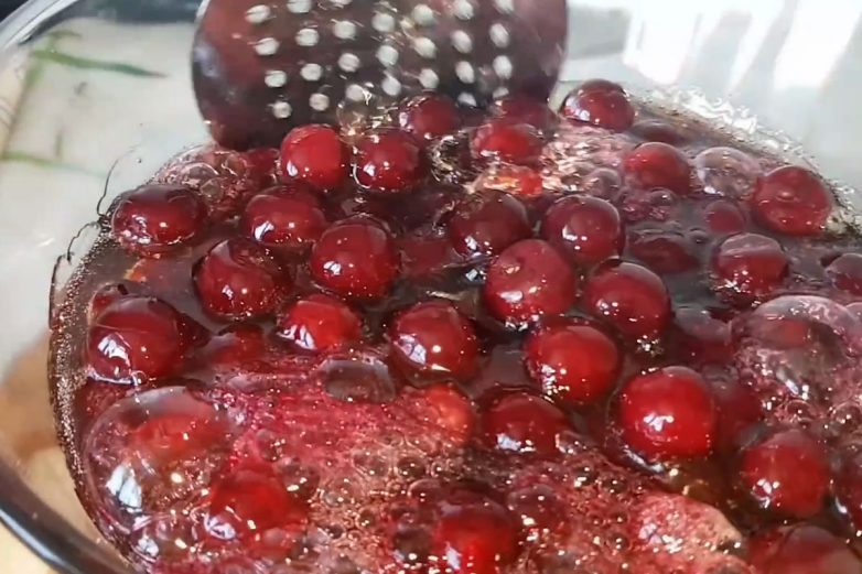 Рецепт вишневого варенья без утомительной варки ягод