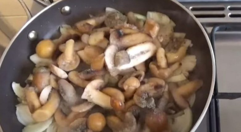 Старинное русское блюдо «Скоблянка» с грибами и картофелем
