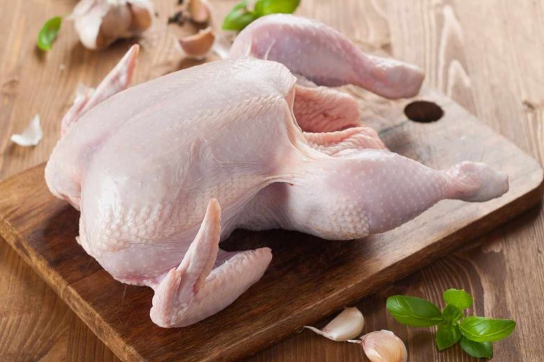 Простой способ запечь курицу целиком без банки, фольги или рукава