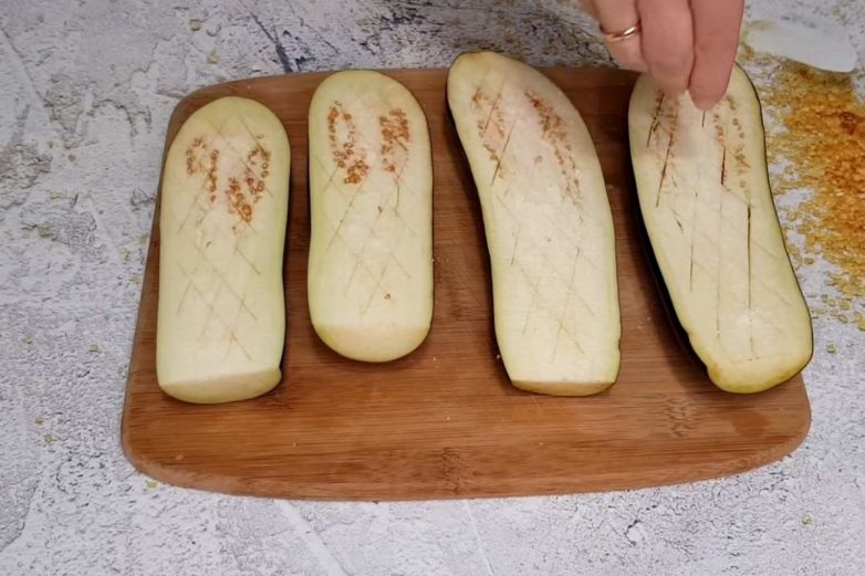 Баклажаны, запечённые с помидорами, чесноком и сыром