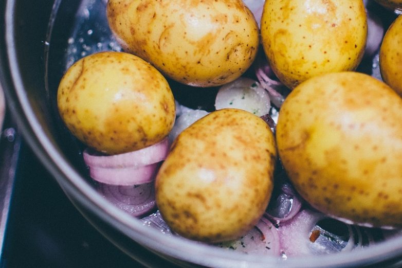 Как сварить вкусную картошку в мундире?