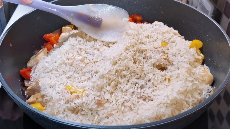Сочная куриная грудка с рассыпчатым рисом на сковороде