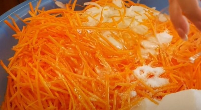 Консервированный салат «Игорь» из помидоров и моркови