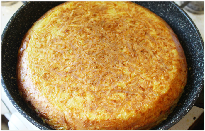 Быстрый картофельный пирог с грибами и луком на сковороде