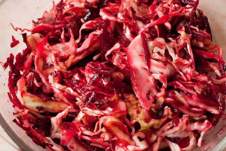 20 оригинальных салатов из сырой свеклы