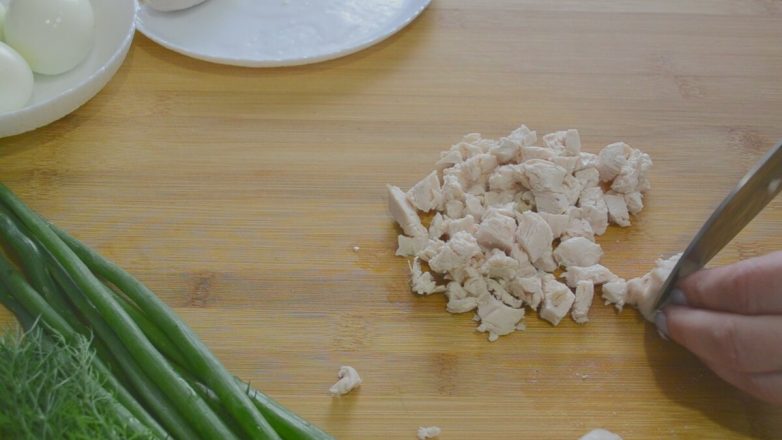 Простой салат с куриной грудкой и огурцом